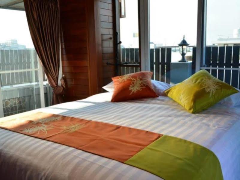 Adamaz House Hotell Bangkok Exteriör bild